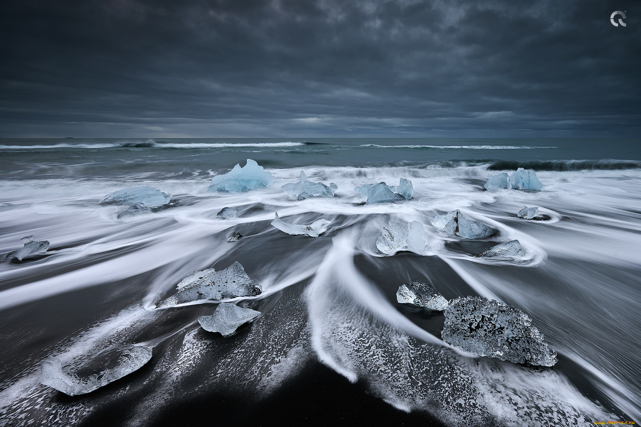 Мелкий лед на воде. Ледяная Лагуна Исландия. Исландия ледниковая Лагуна. Природа Исландии. Ледяное море.